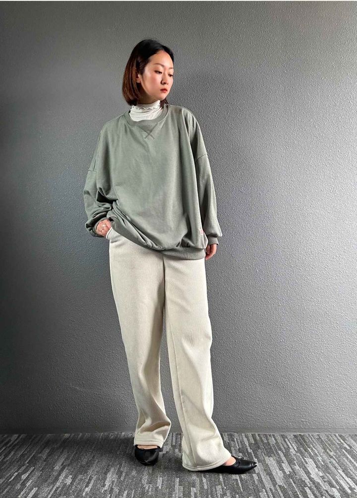 画像: 白のワイドパンツでリラックスコーデ