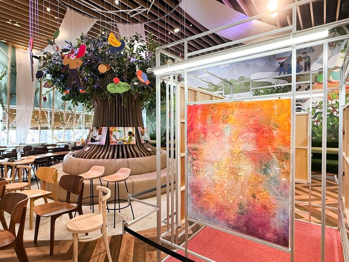 会場に飾られる倉中るなさんのアート作品