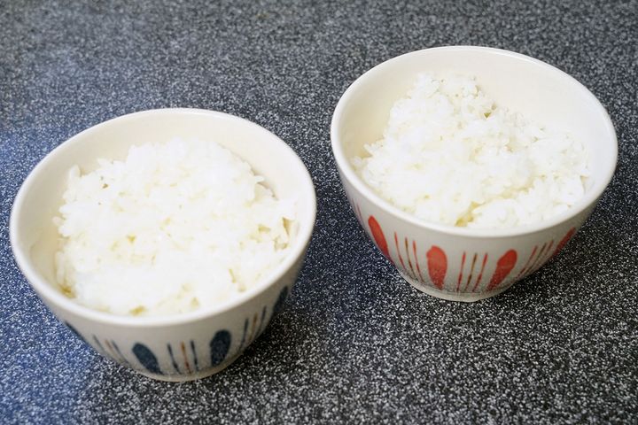 1人で試食してもどちらがおいしいかの確信が持てませんでしたが、我が家では家族3人すべてが右の「炊飯土鍋 二重蓋」で炊いたご飯がわずかにおいしいと感じました。