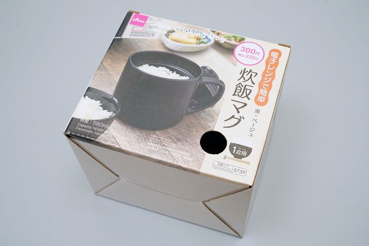 ダイソーの「炊飯マグ」の見た目は、まさにフタ付きのマグカップといった感じです。その気になれば大ぶりなマグカップとしても使えるかもしれません。