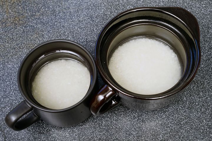 左がダイソーの「炊飯マグ」、右がイシガキの「炊飯土鍋 二重蓋」。どちらも同じ1合炊きの炊飯マグなのですが、大きさはかなり異なります。