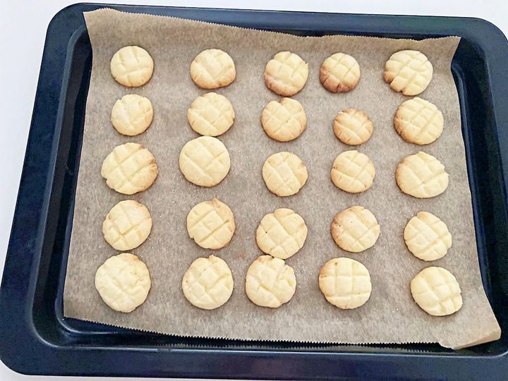 焼きあがったメロンパン風クッキー