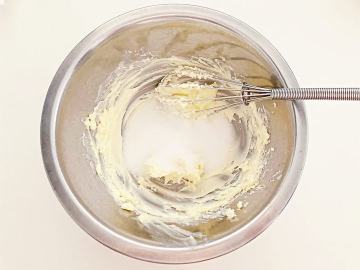バターにグラニュー糖を入れて混ぜる