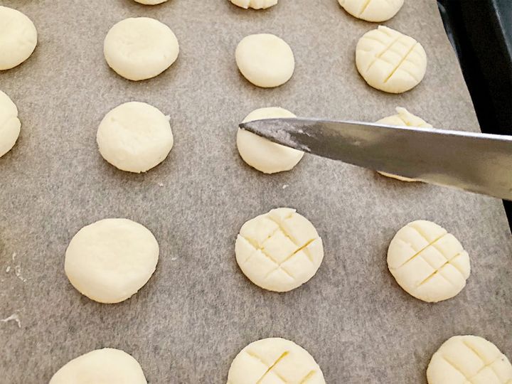 生地に包丁で模様を入れるところ