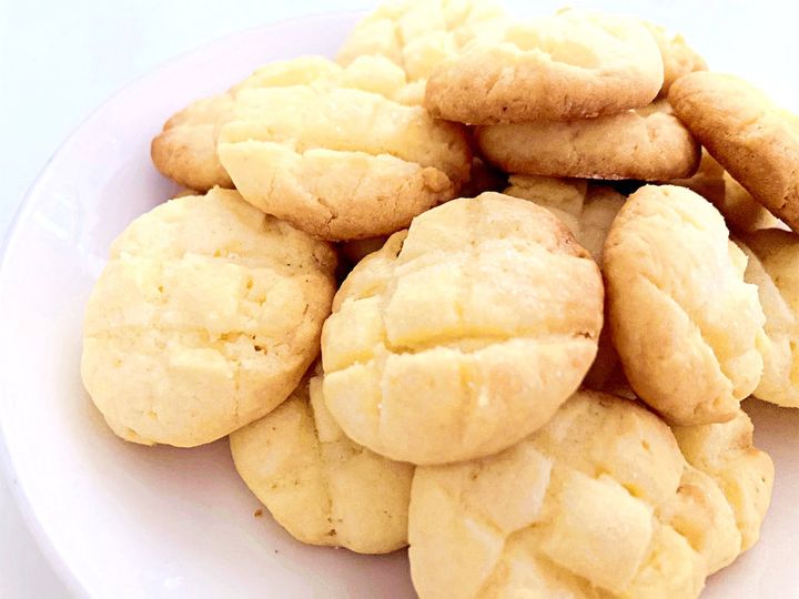 お皿に盛ったメロンパン風クッキー