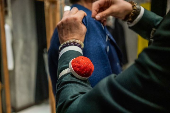 ジャケットの仮縫い作業中