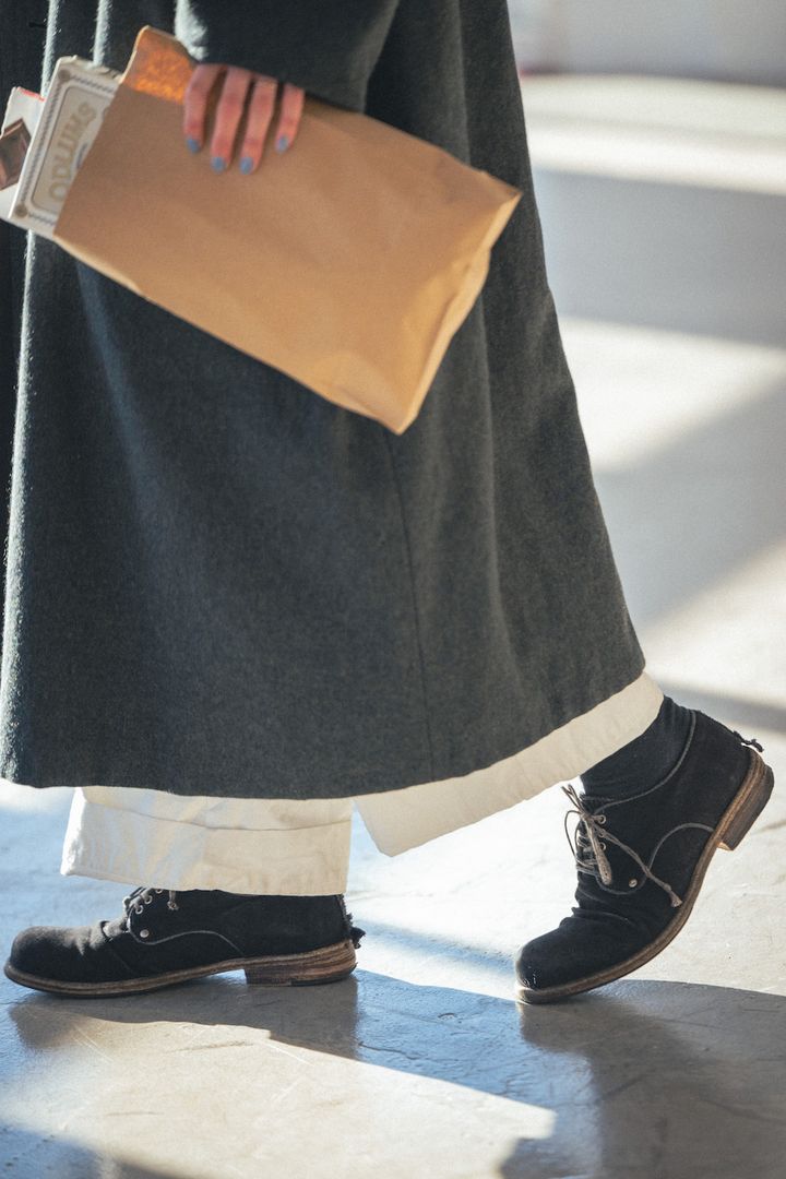 冬のワンピースは1枚で着ない！白いパンツを重ねて抜け感を出そう【FUDGE FRIEND おしゃれさんの毎日コーディネート vol.492｜田中真里奈】