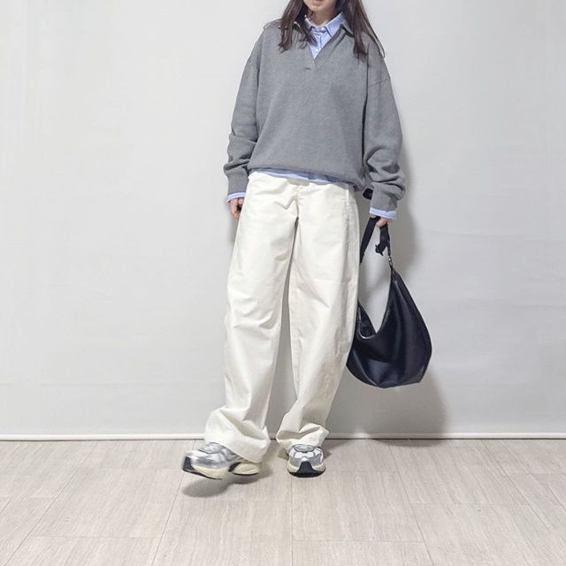 UNIQLO and JW ANDERSONのブルーの「オックスフォードシャツ」×ジャージーバレルレッグパンツ