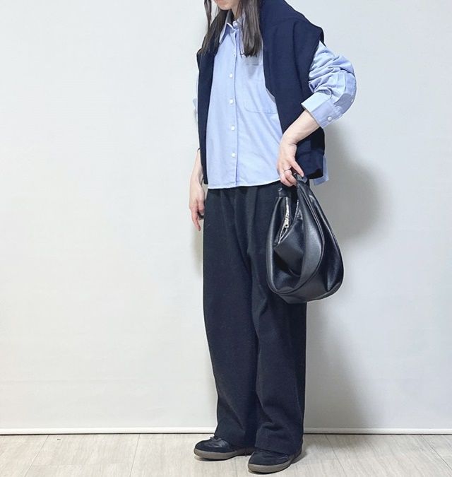 UNIQLO and JW ANDERSONのブルーの「オックスフォードシャツ」×タックワイドパンツ