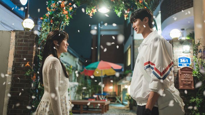 驚異的なヒットを飛ばした「ソンジェ背負って走れ」で、ピョン・ウソクは今をときめくスターの仲間入り。Photo_ © CJ ENM Studios Co., Ltd.