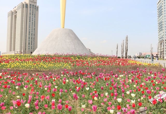 シンボルプロムナード公園 自由の炎像とチューリップ
