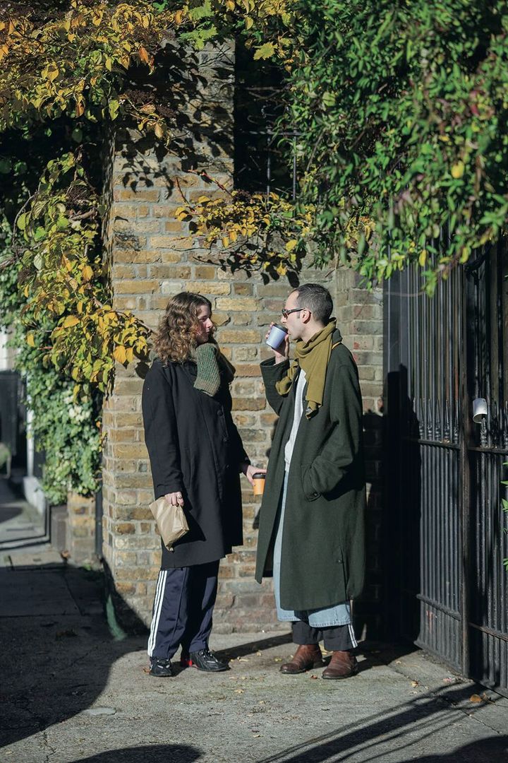 《アディダス》のトラックパンツに合わせたいのは、スニーカー？ それともレザーシューズ？