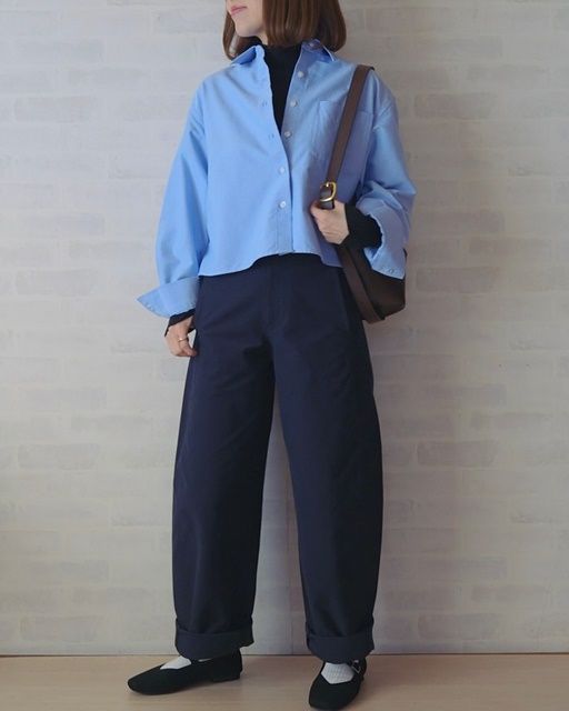 UNIQLO and JW ANDERSONのブルー「オックスフォードシャツ」×バレルレッグパンツ