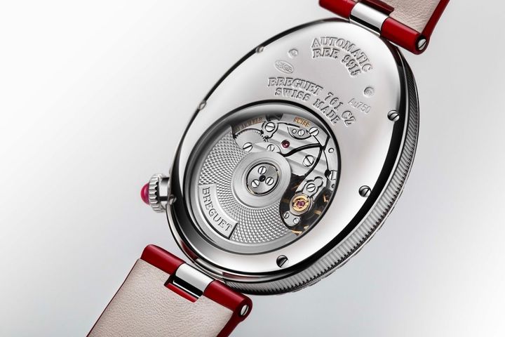 円形のバーリーコーンパターンの手彫りギヨシェを施したプラチナ製ローターが際立つ