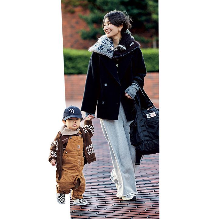 Pコートと温度調整しやすい防寒小物でおしゃれするママ