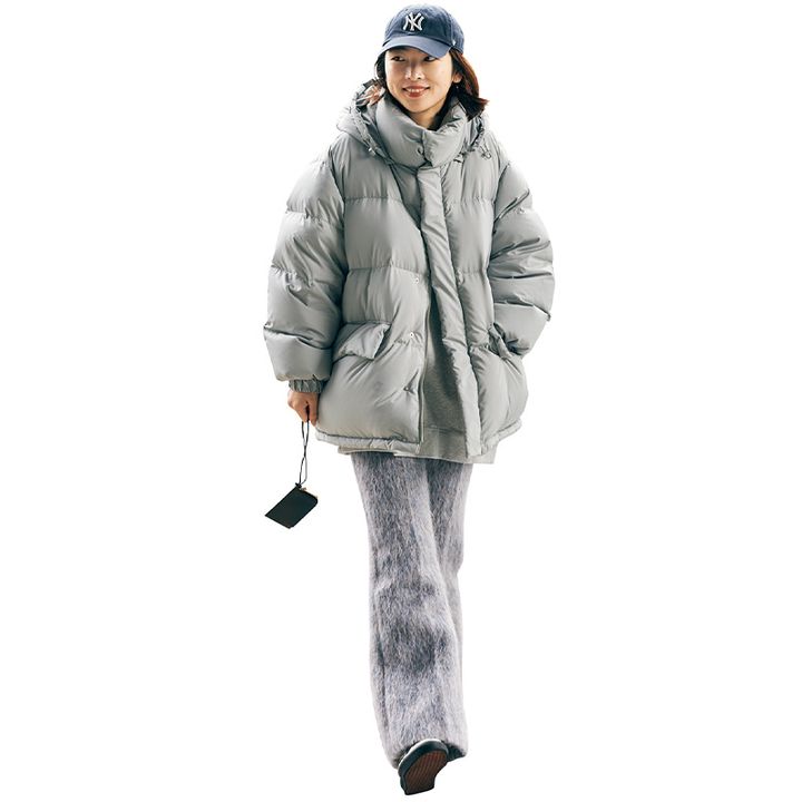 長め丈のグレーダウンで防寒コーデ