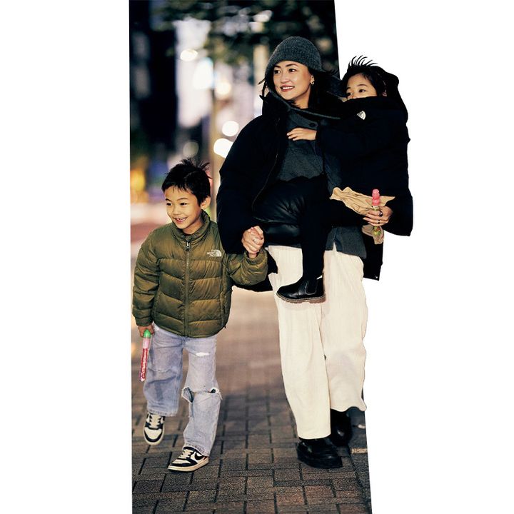 黒ダウンに白パンツを合わせた防寒モノトーンコーデ