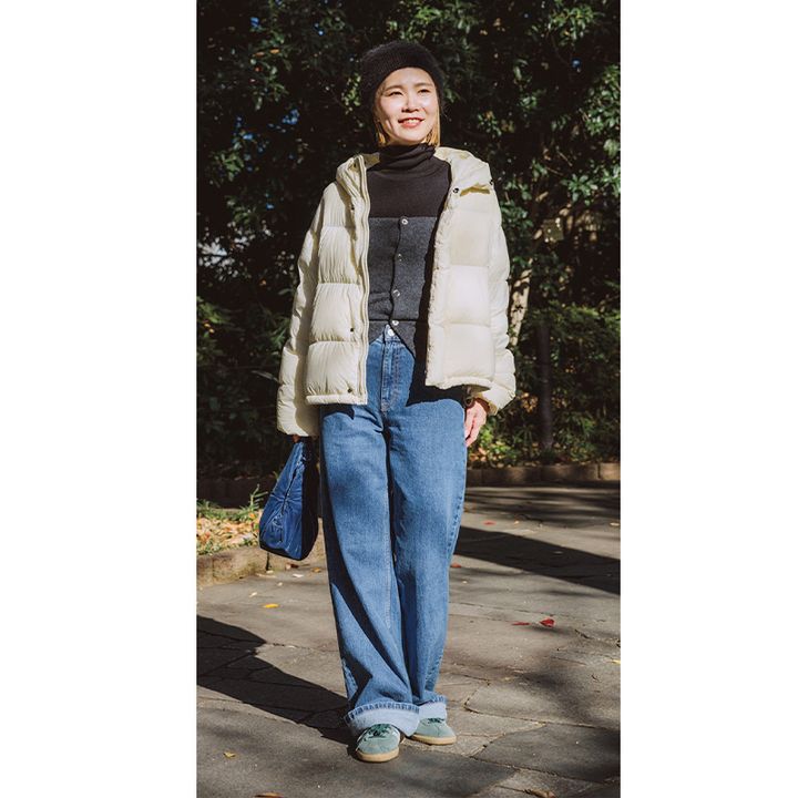 ダウンの下にニットのレイヤードがおしゃれ