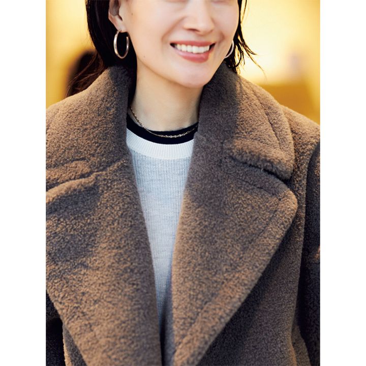 薄手のニットをレイヤードして首元に奥行きをプラス