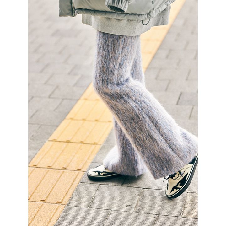 毛足の長いシャギー素材のパンツも防寒おしゃれに最適