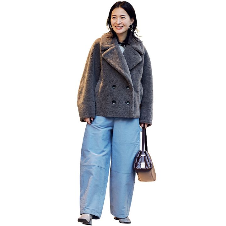 立体的でゆるサイズのボアコートをおしゃれに着こなすママ