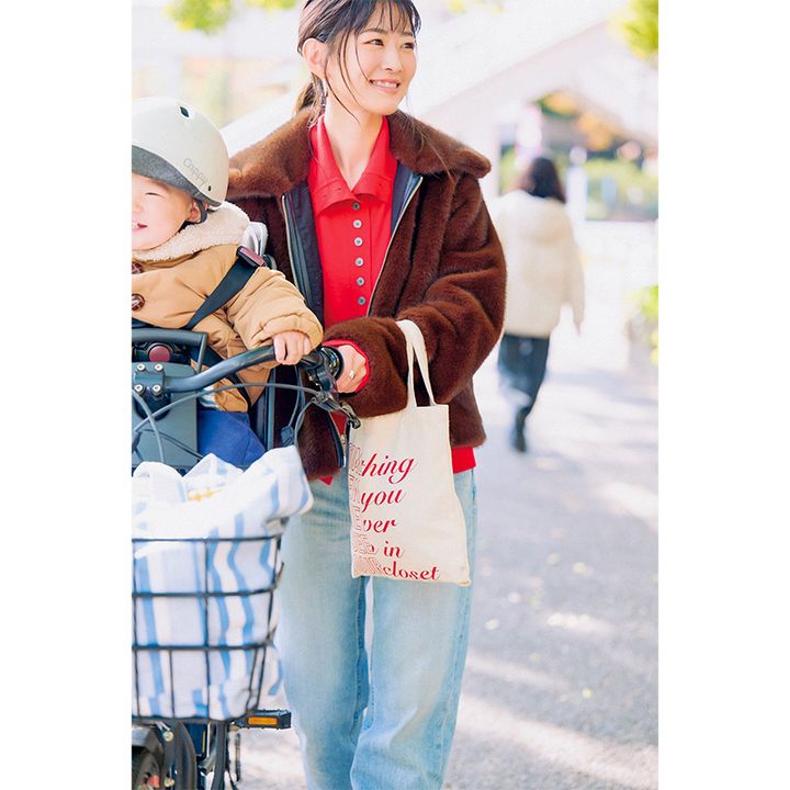 トレンドの赤ニットはデニムとの相性も抜群