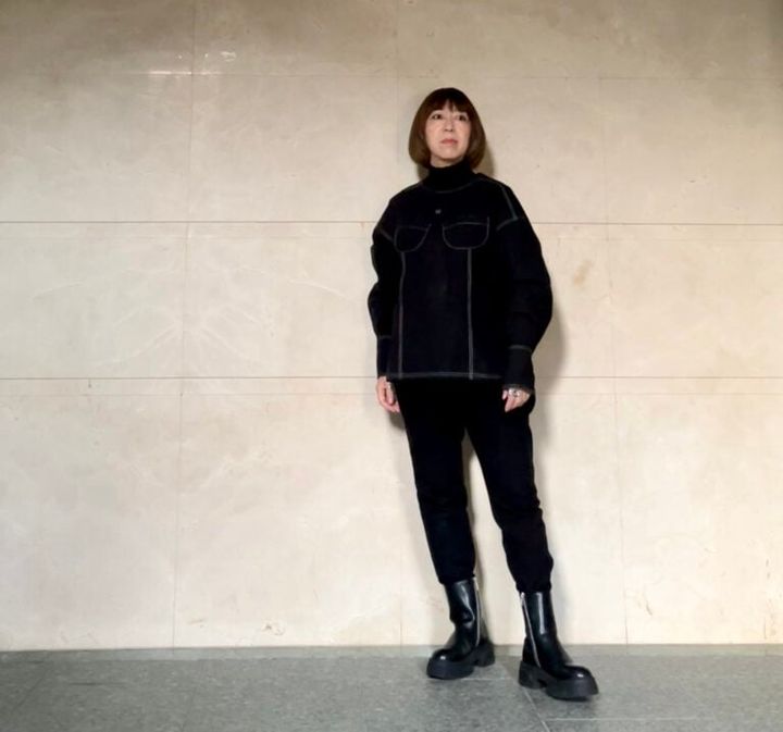 パンツ：quantisi、ブラウス：null.、ブーツ：H&M