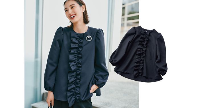 一枚で華やかになれるネイビーブラウス