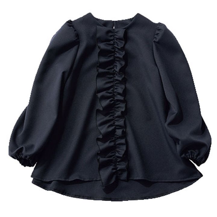 一枚で華やかになれるネイビーブラウス