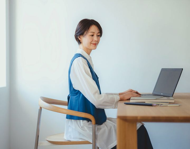 09:00 背もたれによりかからずデスクワーク