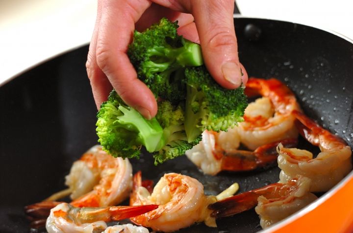 エビとブロッコリーの塩炒めの作り方2