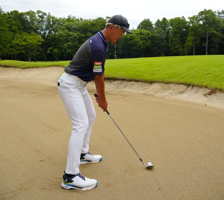 35ヤード以上離れたバンカーから脱出したい！ダフらず打つカギは“ひざの高さ”