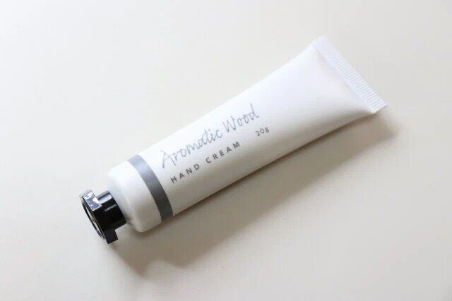 セリアのハンドクリーム アロマティックウッド