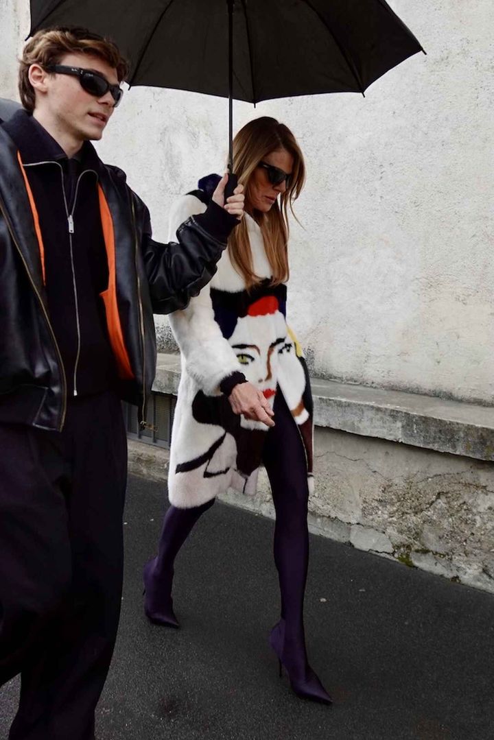 画像: 目をひくユニークなコートはプラダのヴィンテージ