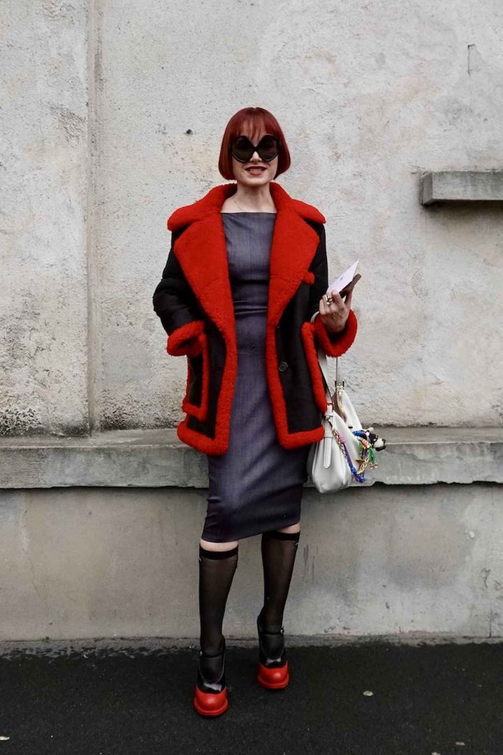 画像: 真っ赤なファーのムートンコートを主役に