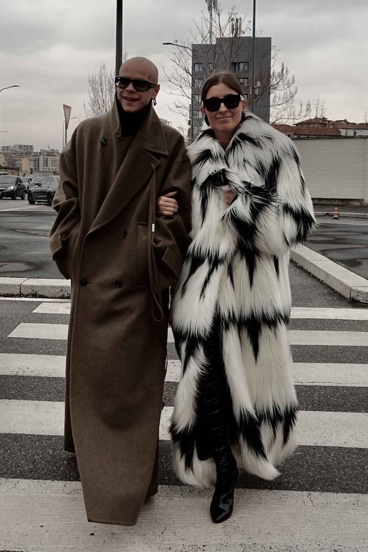 画像: ミラノの街並みに映える華やぎファーコート