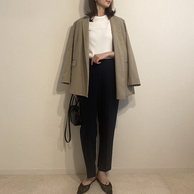 ベージュジャケット合わせで軽やかコーデ