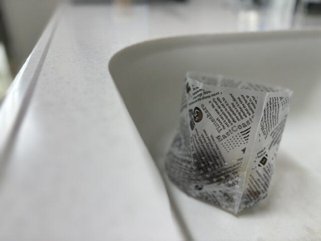 セリアの水切りゴミ袋の特徴 自立する三角コーナー