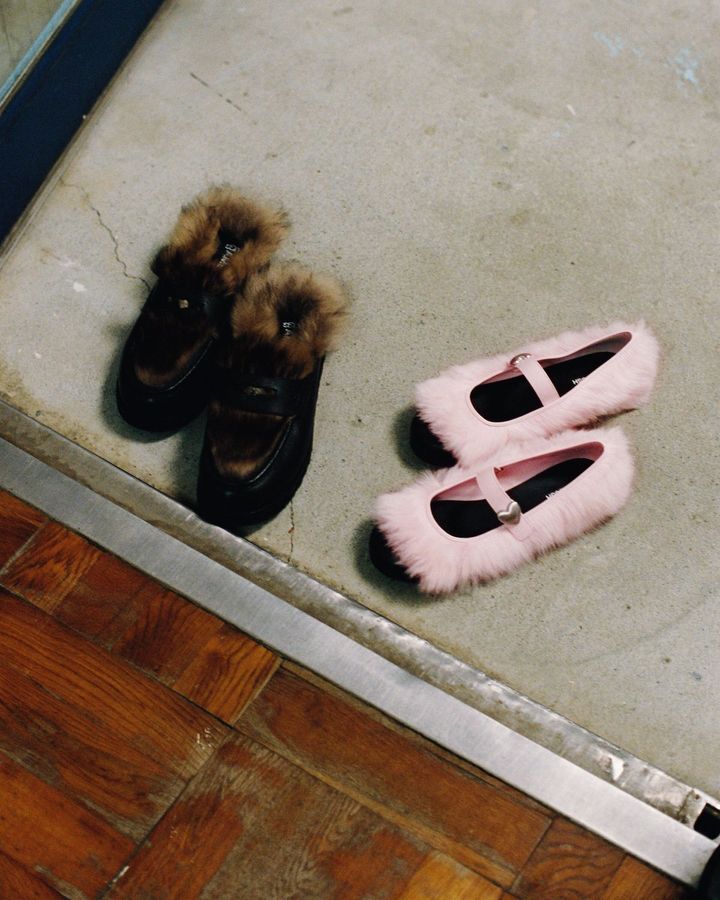 〈左から〉UGG AMBUSH Loafer ¥44,000 UGG AMBUSH Mary Jane ¥39,600