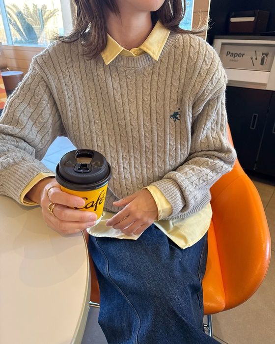 しまむらのイエローの「オックスシャツ」×デニムパンツ