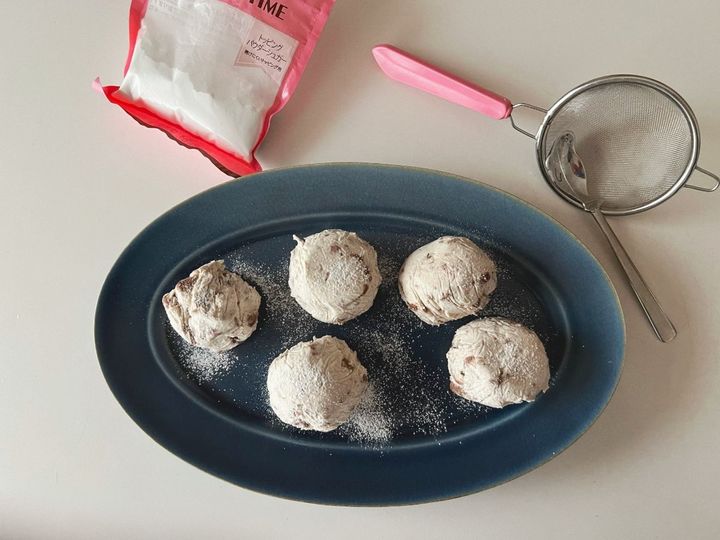 バレンタイン当日でも手軽に作れる！ザクザククリームチーズボウルの作り方【渡辺友美子のコーヒーに合うお菓子のレシピ vol.69 〜レシピで旅するヨーロッパ〜】