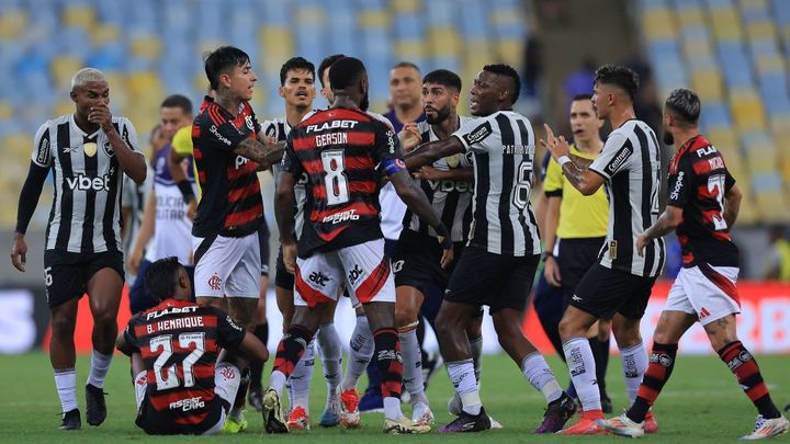 大乱闘で「前歯」が犠牲に…レッドカード続出で試合は大荒れ