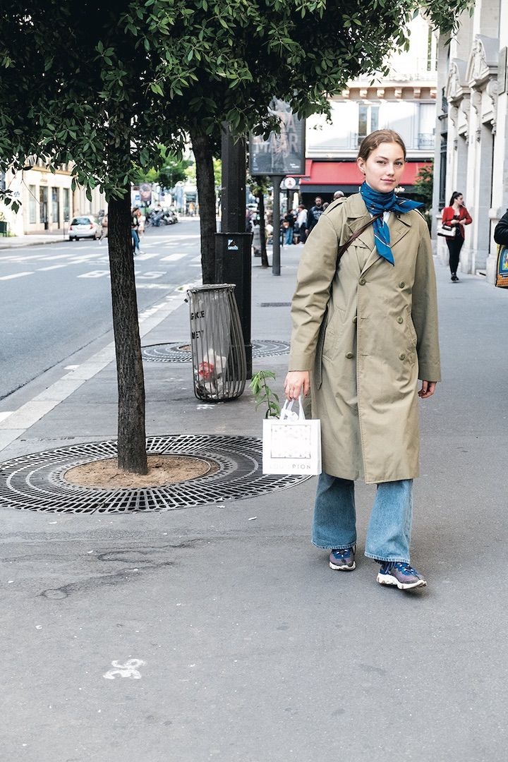 まさにフレンチシック！デニム＋首元にアクセントがお約束。パリジェンヌのおしゃれなアウターコーデ8選