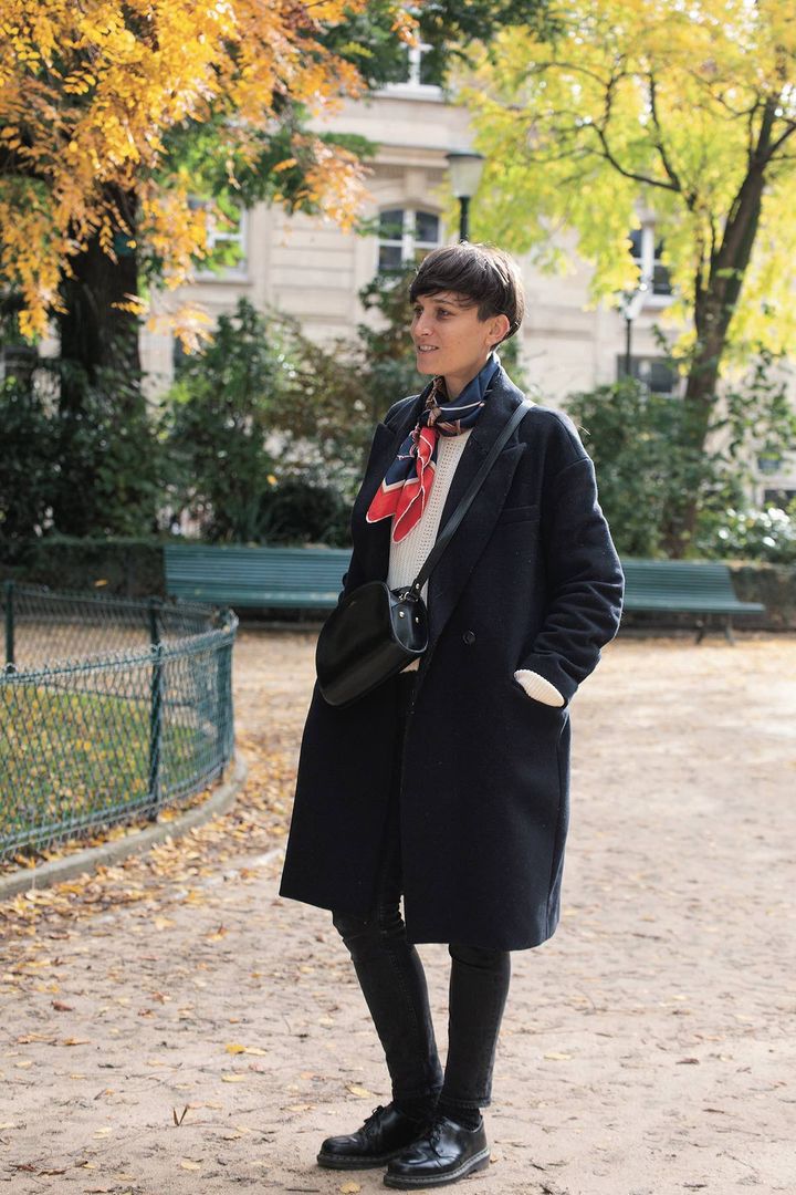 まさにフレンチシック！デニム＋首元にアクセントがお約束。パリジェンヌのおしゃれなアウターコーデ8選