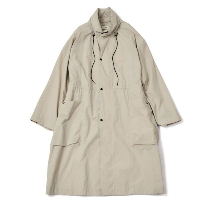 大人女子コーデに似合うニュアンスカラーのナイロンコート¥79,200／エイトン（エイトン青山）