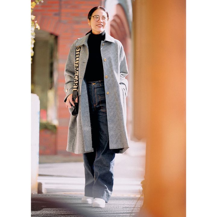 VERYママの送迎コーデはロングコートを羽織ってゆるトラッドに