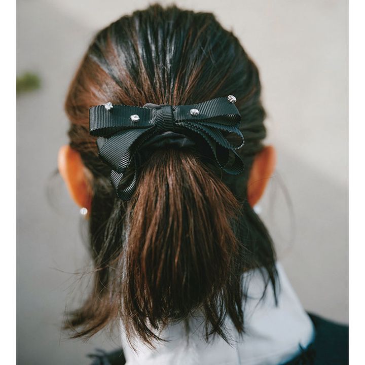 華やかシュシュを使ったボブのまとめ髪