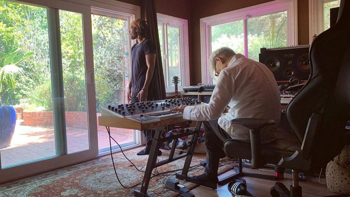 フライング・ロータスの自宅兼スタジオでレコーディングをする坂本龍一。