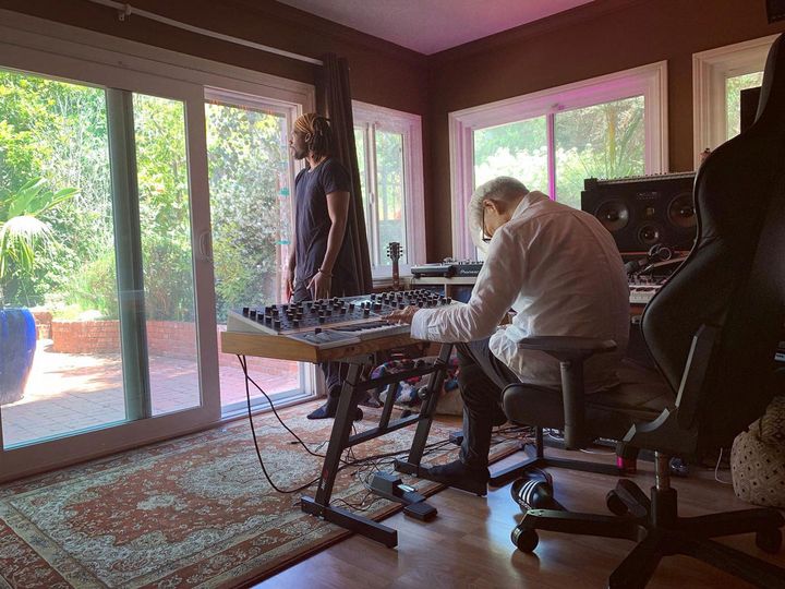 フライング・ロータスの自宅兼スタジオでレコーディングをする坂本龍一