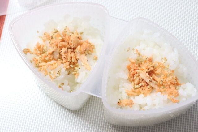 ダイソーの使いやすい三角おにぎりメーカー